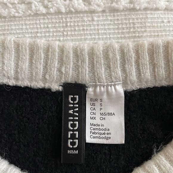 Small Sweater with Yellow, Black, and White stripes - Picture 3 of 3